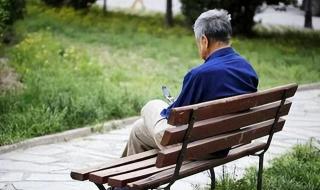 男子民政局前持刀刺伤前妻